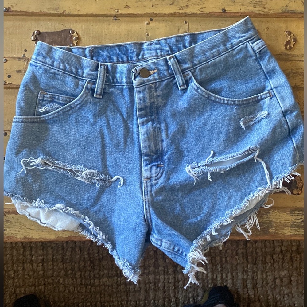 VINTAGE WRANGLER LIGHT WASH DENIM DISTRESSED HIGH WAISTED CUT OFF MOM SHORTS